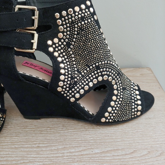 Shoes - Picture 2 of 5